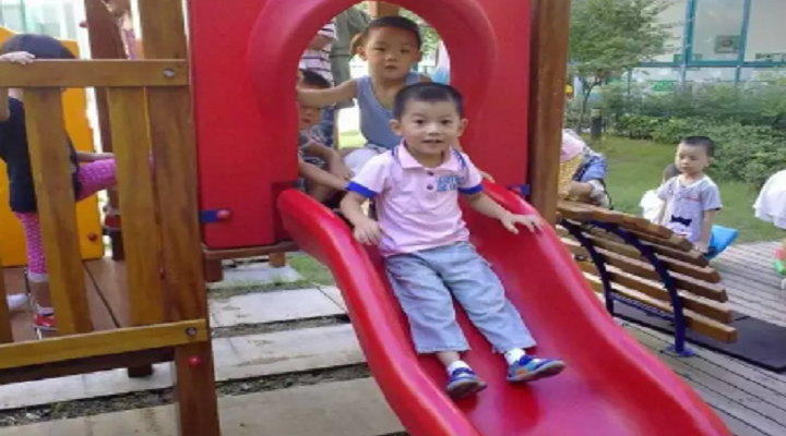 幼兒園滑梯的玩樂安全從點(diǎn)點(diǎn)滴滴做起